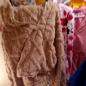 225 2 peice warm lounge suit new